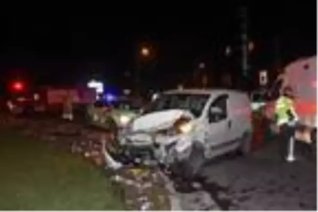 İzmir'de hafif ticari araç otomobile çarptı 1'i ağır 4 yaralı