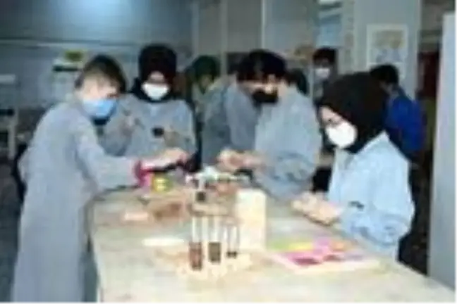 Lisede eski ahşaplardan oyuncak üretip, şehit çocuklarına dağıttılar