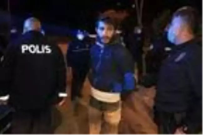 Maske takmayan 2 kişi, kimlik soran polislere taşla saldırdı