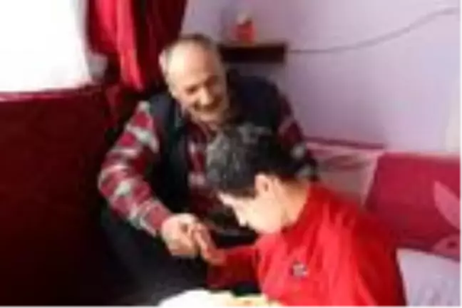 Hayatını engelli kızları ile anne ve babasına adadı