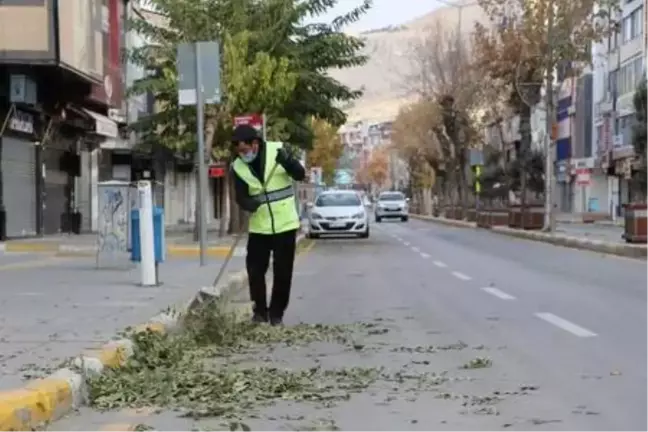Van'da cadde ve sokaklar, sabunlu suyla yıkandı