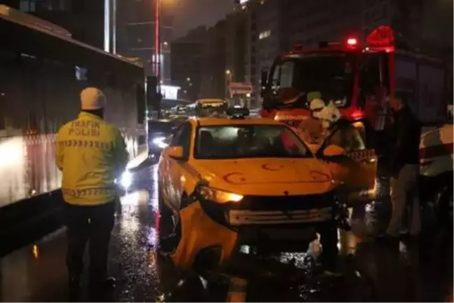 ŞİŞLİ'DE SERVİS MİNİBÜSÜ DEVRİLDİ