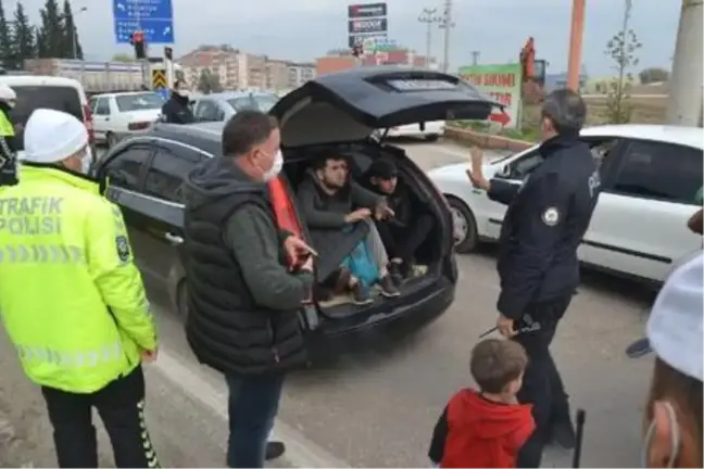 Hatay'da 5 kişilik araçtan 12 kaçak göçmen çıktı
