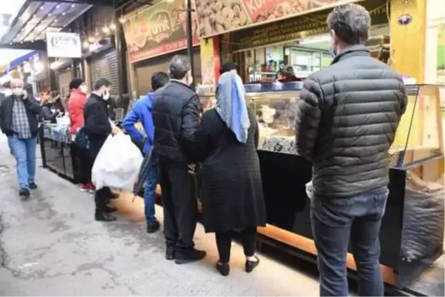 İzmirliler yılbaşı için kuru yemiş kuyruğuna girdi