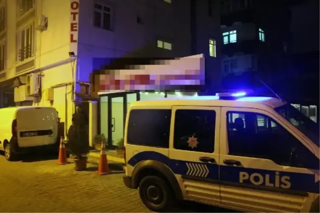 Kaldığı otel odasında asılı halde ölü bulundu