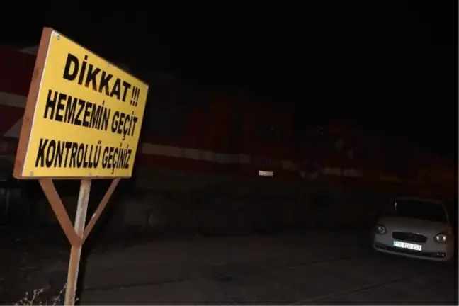 Lokomotif, hemzemin geçitte otomobile çarptı