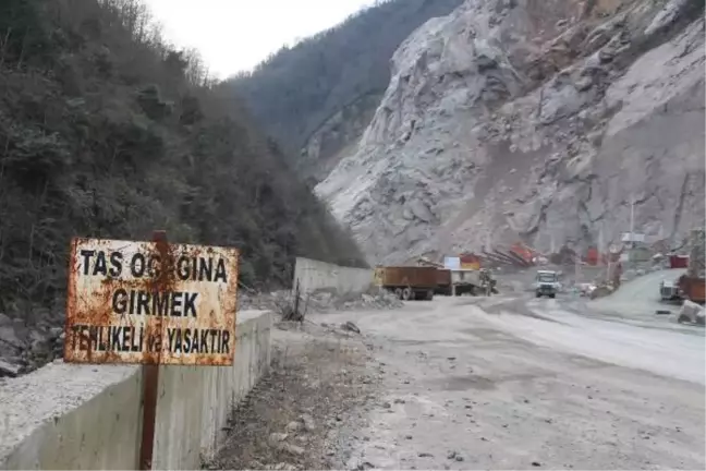 Tehlike oluşturan dev kaya düşürüldü