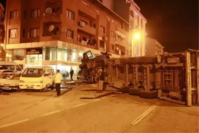 Kontrolden çıkan TIR bariyerleri aşıp, galeriye daldı: 1 yaralı