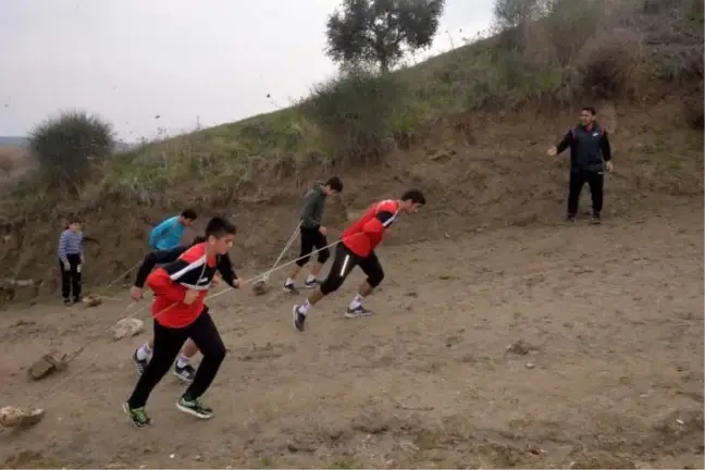 Spor salonları kapanınca dağda antrenmana başladılar