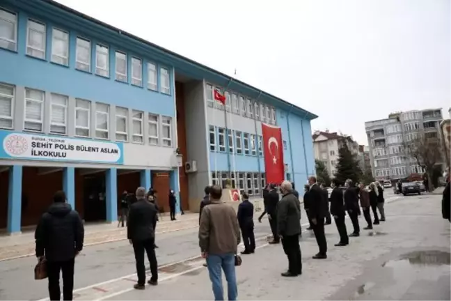 İzmir'deki okullarda İstiklal Marşı okunup, bayrak töreni yapıldı