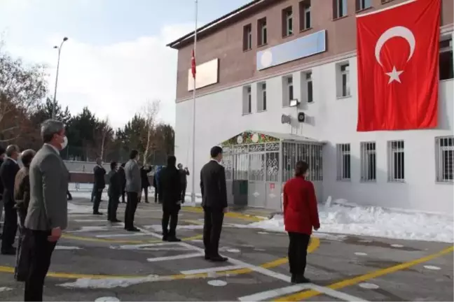 Erzurum'da bayrak törenini, ellerinde bayraklarla balkonlardan takip ettiler (2)