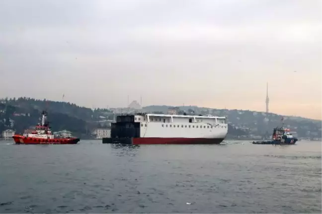 DEV YOLCU GEMİSİNİN YARI GÖVDESİ İSTANBUL BOĞAZI'NDAN BÖYLE GEÇTİ