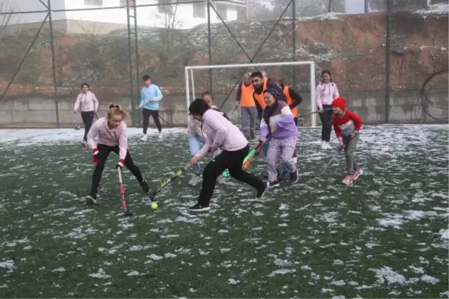 Hokey tutkusunun yaşandığı mahallede anne babalar, çocuklarıyla yarışıyor