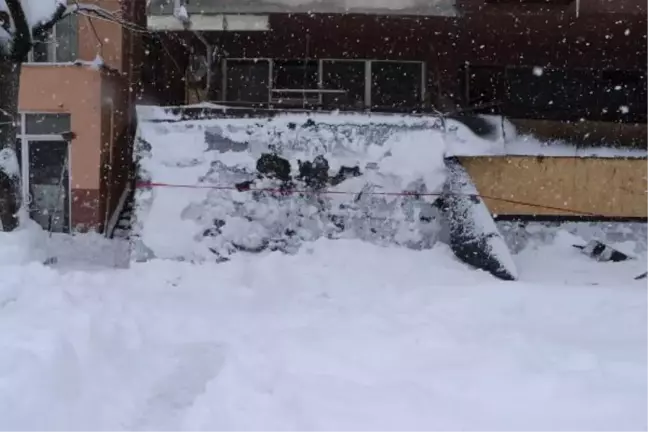 Kar nedeniyle çöken sundurmanın altında kalan 2 kişi yaralandı