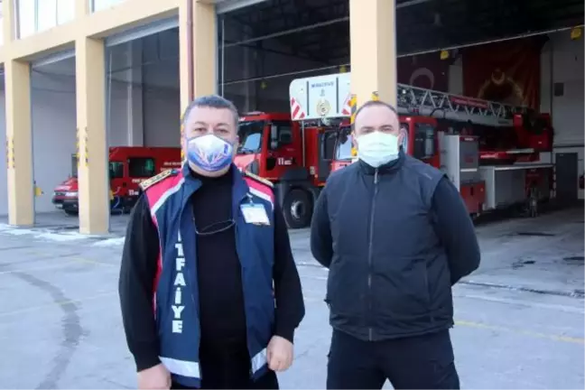 Son dakika haberi... Yanan evdeki yaşlı çift ve kediyi itfaiyeciler kucaklarında dışarı çıkardı (3)
