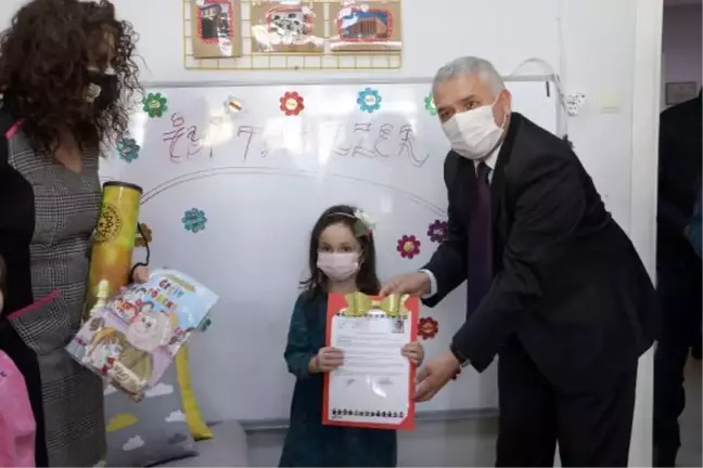 Tekirdağ'da karneleri Vali Yıldırım dağıttı