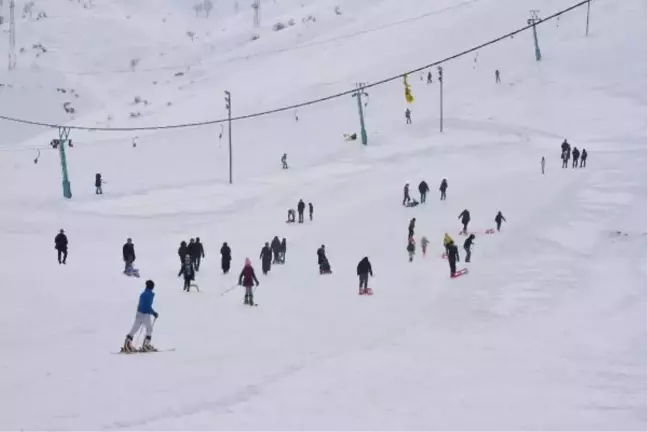 Bitlis'te kayak merkezleri açıldı, tatilciler akın etti
