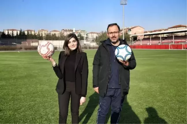 Futbol topuna kadın eli değdi