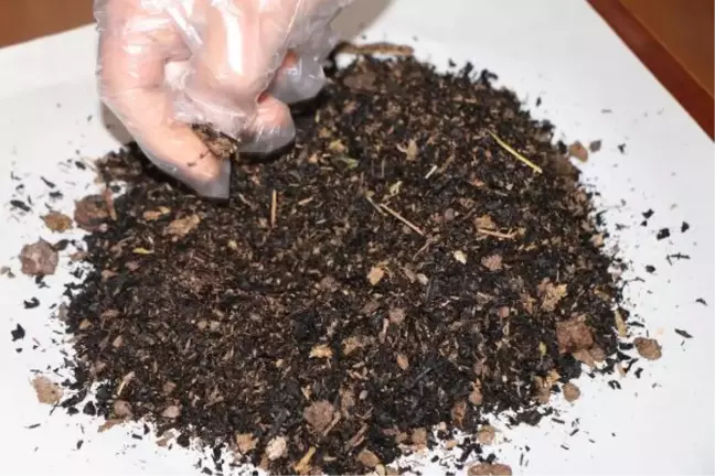 Aldığı çay paketlerinden hayvan gübresi çıktı