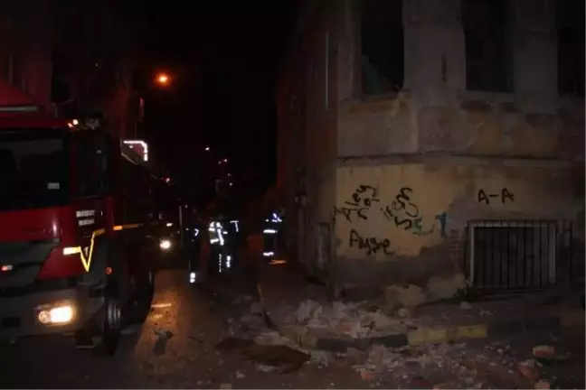 2 katlı tarihi binanın çatısı çöktü