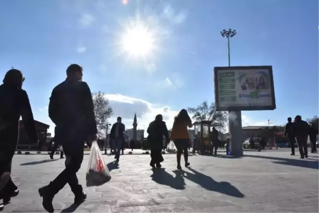 Sivas'ta, güneşli havada kısıtlama öncesi yoğunluk