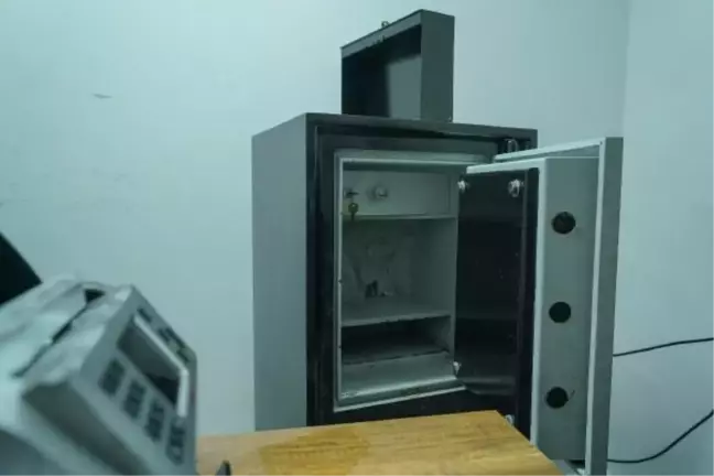 Fatih'te kasadan 1 milyon lira çalan hırsızlar kamerada