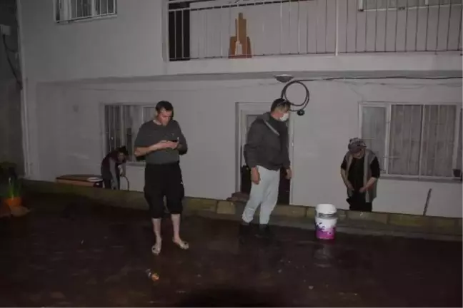 İzmir'de dere taştı, evleri su bastı