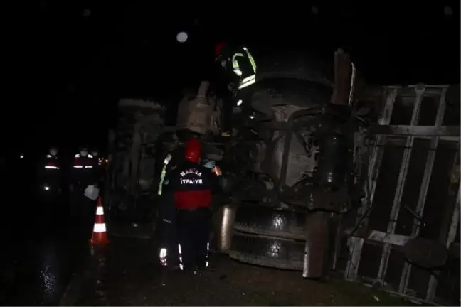 Yan yatan TIR'ın sürücüsü yaralandı