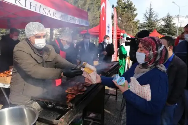 Sivrihisar Belediyesi, sağlık çalışanlarına sucuk ekmek dağıttı