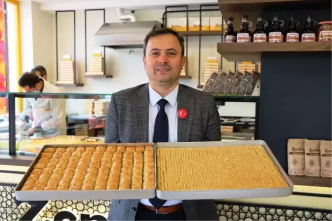Bir tepsiye 1386 baklava dilimi sığdırdı