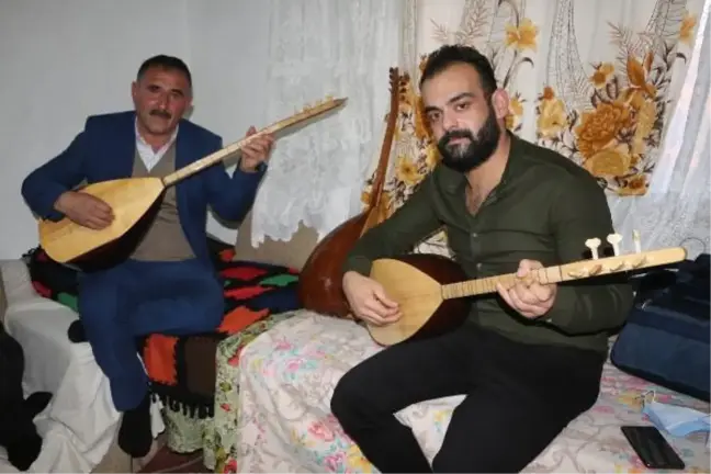 Köy köy gezerek, yöresel türküleri kayıt altına alıyor
