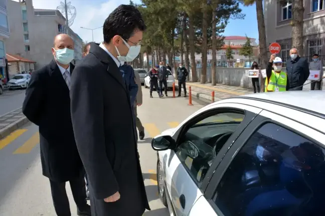 Şuhut'ta yaya geçitlerinde 'kırmızı çizgimizi çekiyoruz' etkinliği