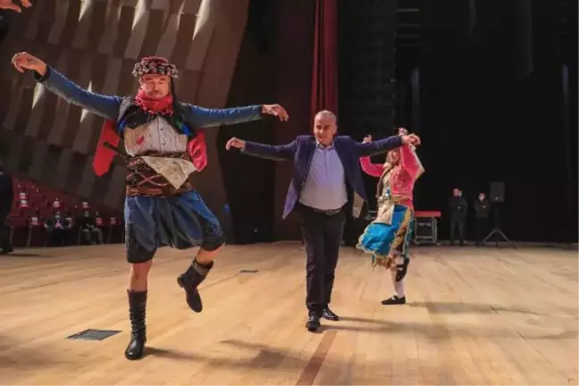 Eski bakan Tüzmen ve Başkan Zolan zeybek oynadı