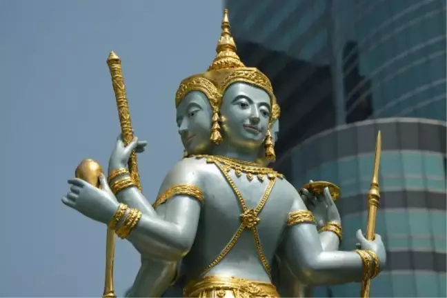 Tayland'da Buda'ya kendini adayan adam giyotinle kafasını kesti