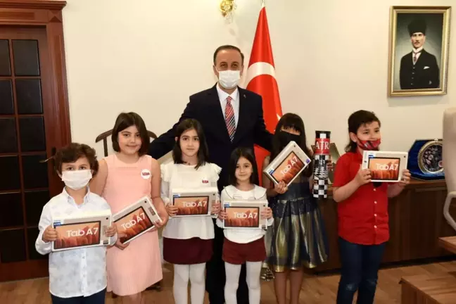 Şanlıurfa'da ilkokul öğrencisi valilik koltuğuna geçti