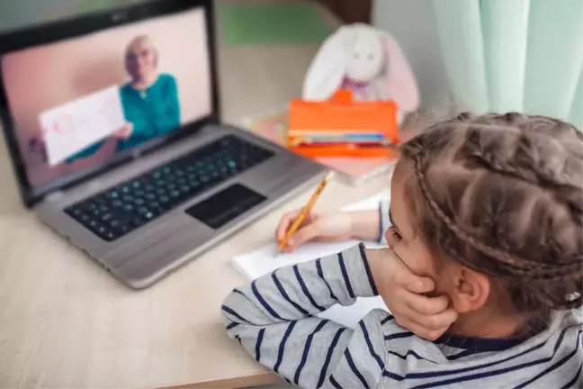 Birçok aile uzaktan eğitimi desteklerken, çocukların %70'i zorlanıyor