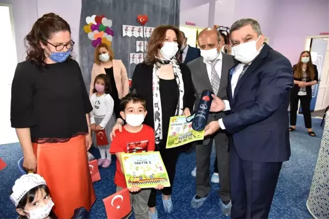 İTÜ ETA Vakfı Doğa Koleji, 3 bin 350 adet satranç kitabı bağışladı