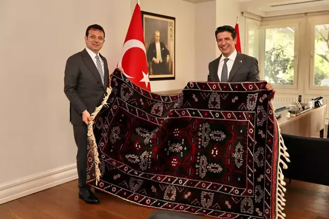 Turgay Genç, İmamoğlu'na Döşemealtı halısı hediye etti