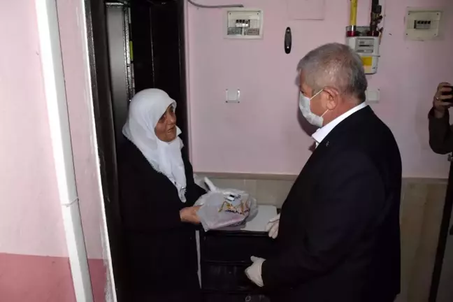 Başkan Sarı'dan halka çat kapı pide ikramı