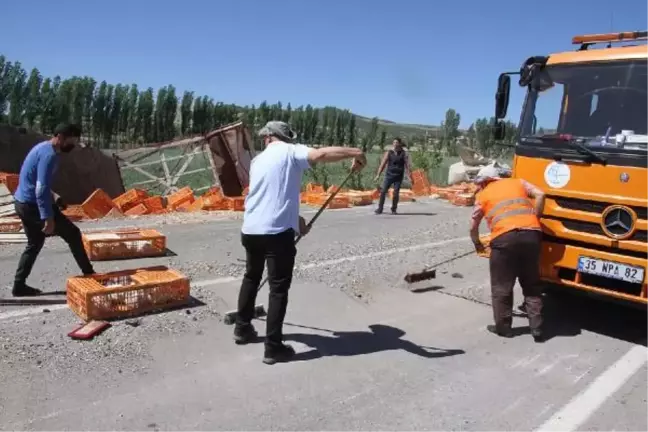 Devrilen TIR'daki yüzlerce tavuk öldü