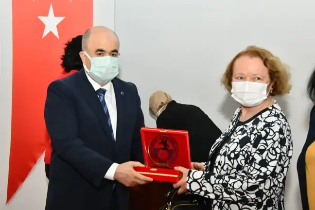 Samsun Valisi Dağlı emekli olan hemşirelere plaket verdi
