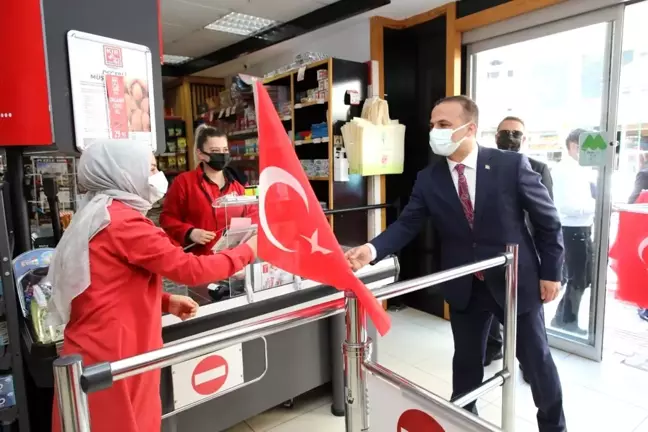 Fatsa protokolü, esnaflara Türk Bayrağı dağıttı