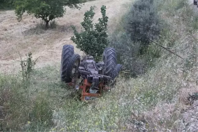 Manisa'da, devrilen traktörün altında kalan sürücü öldü