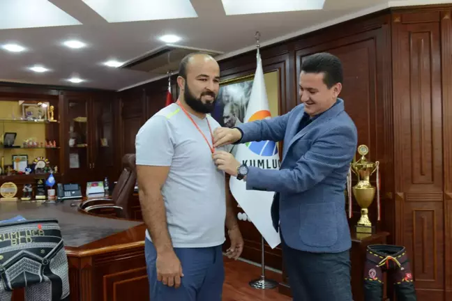 Kumluca Belediye Başkanı Mustafa Köleoğlu, başpehlivan Orhan Okulu'yu kabul etti