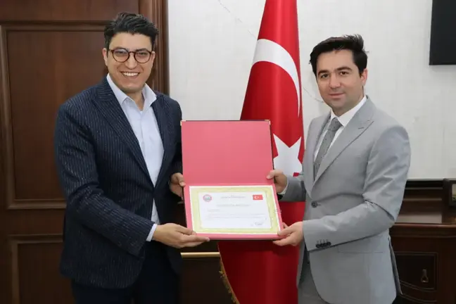 Sivrice Kaymakamı Vural, Bir Gelecek Genel Koordinatörü Alpay'a teşekkür belgesi takdim etti