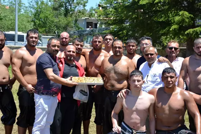 Pehlivanlara tatlı ikramı