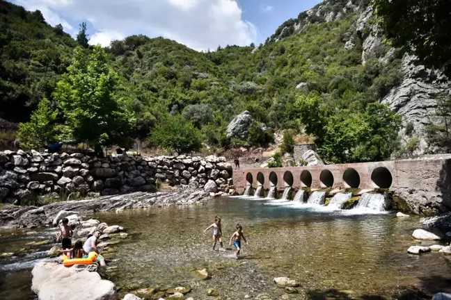İki dağ arasında sallarla yolculuk yapılan Kisecik Kanyonu doğal güzelliğiyle cezbediyor