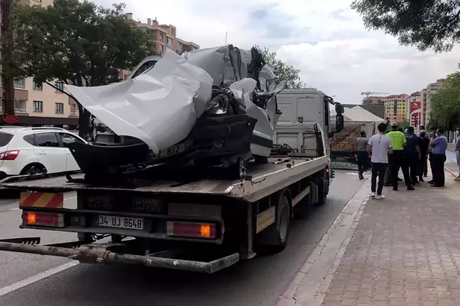 Konya'da park halindeki kamyona çarpan hafif ticari aracın sürücüsü hayatını kaybetti