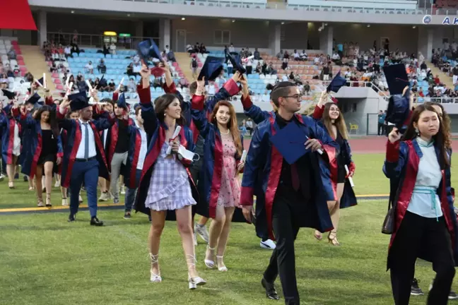 Akdeniz Üniversitesi'nde öğrenciler mezuniyet sevinci yaşadı