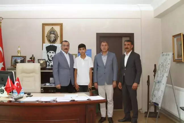 Kaymakam Çelik, LGS'de tam puan alan öğrenciyi ödüllendirdi